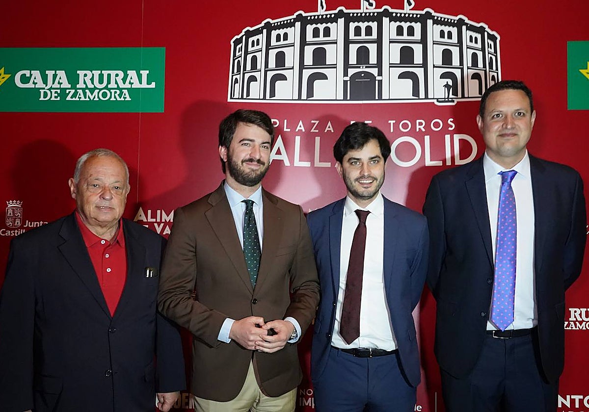 El vicepresidente de la Junta de Castilla y León, Juan García-Gallardo, en el acto de presentación de la temporada taurina de la plaza de toros de Valladolid junto al consejero de Cultura Gonzalo Santonja; Nacho de la Viuda y Alberto García, director ejecutivo de Tauromaquia