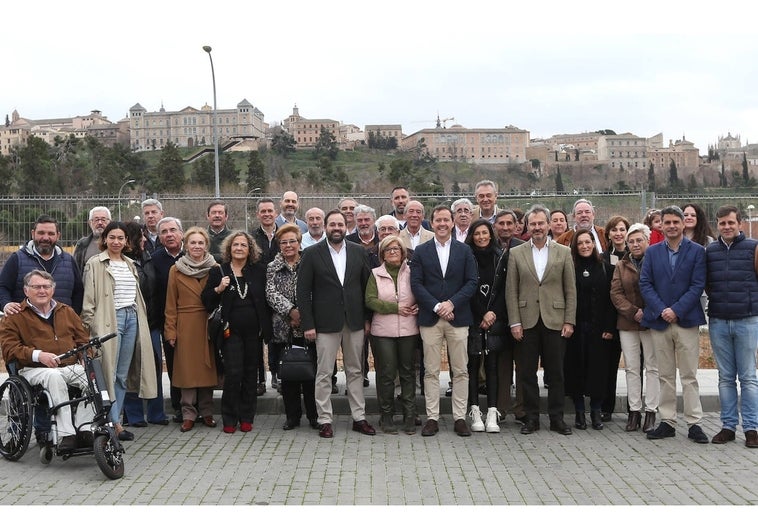 La foto del reencuentro de Núñez  y Velázquez con históricos concejales del PP de la ciudad de Toledo