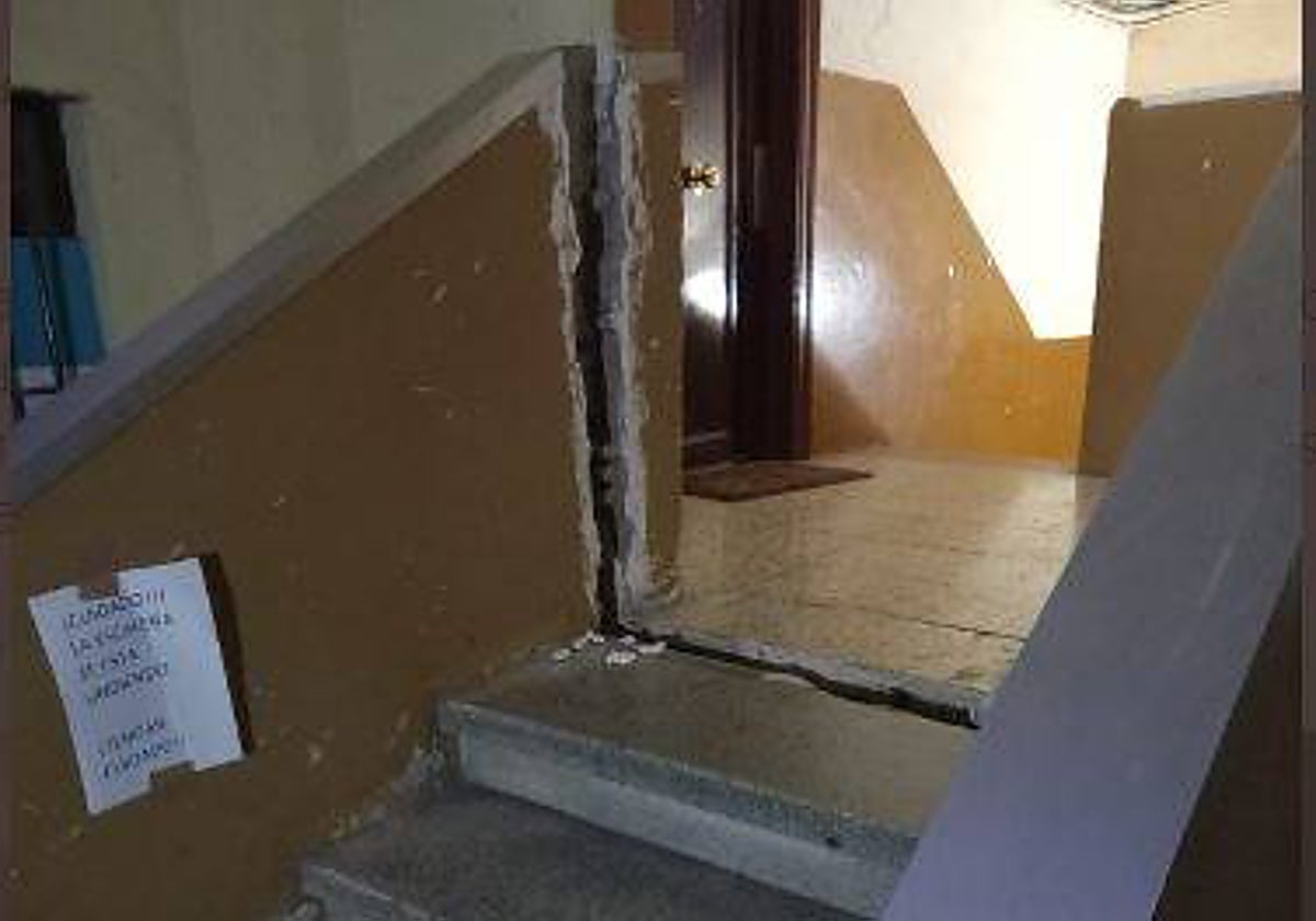 Detalle de la grieta que obligó a precintar la finca