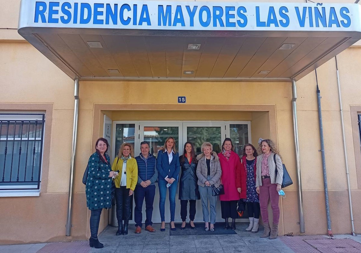 La directora general de Mayores, Alba Rodríguez, visitó la residencia de mayores 'Las Viñas', de Madrigueras