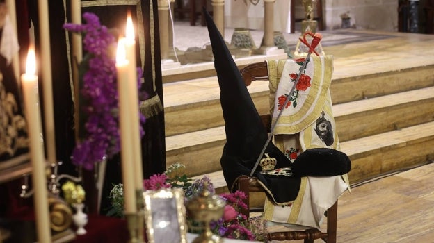 Un capirote, junto a una montera, un estoque y un capote de paseo