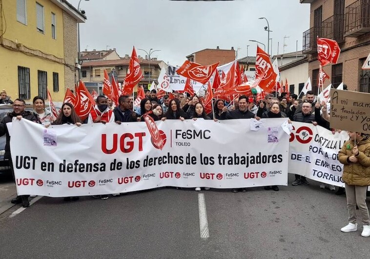 Decenas de personas se manifiestan en Torrijos contra el cierre del operador logístico de Campofrío