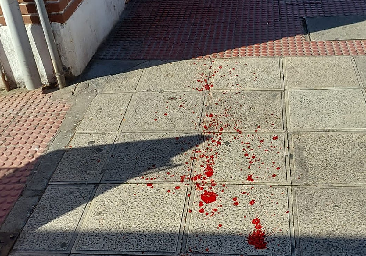 Reguero de sangre que ha dejado el joven en la calle Alberche, a unos 50 metros del Centro de Salud