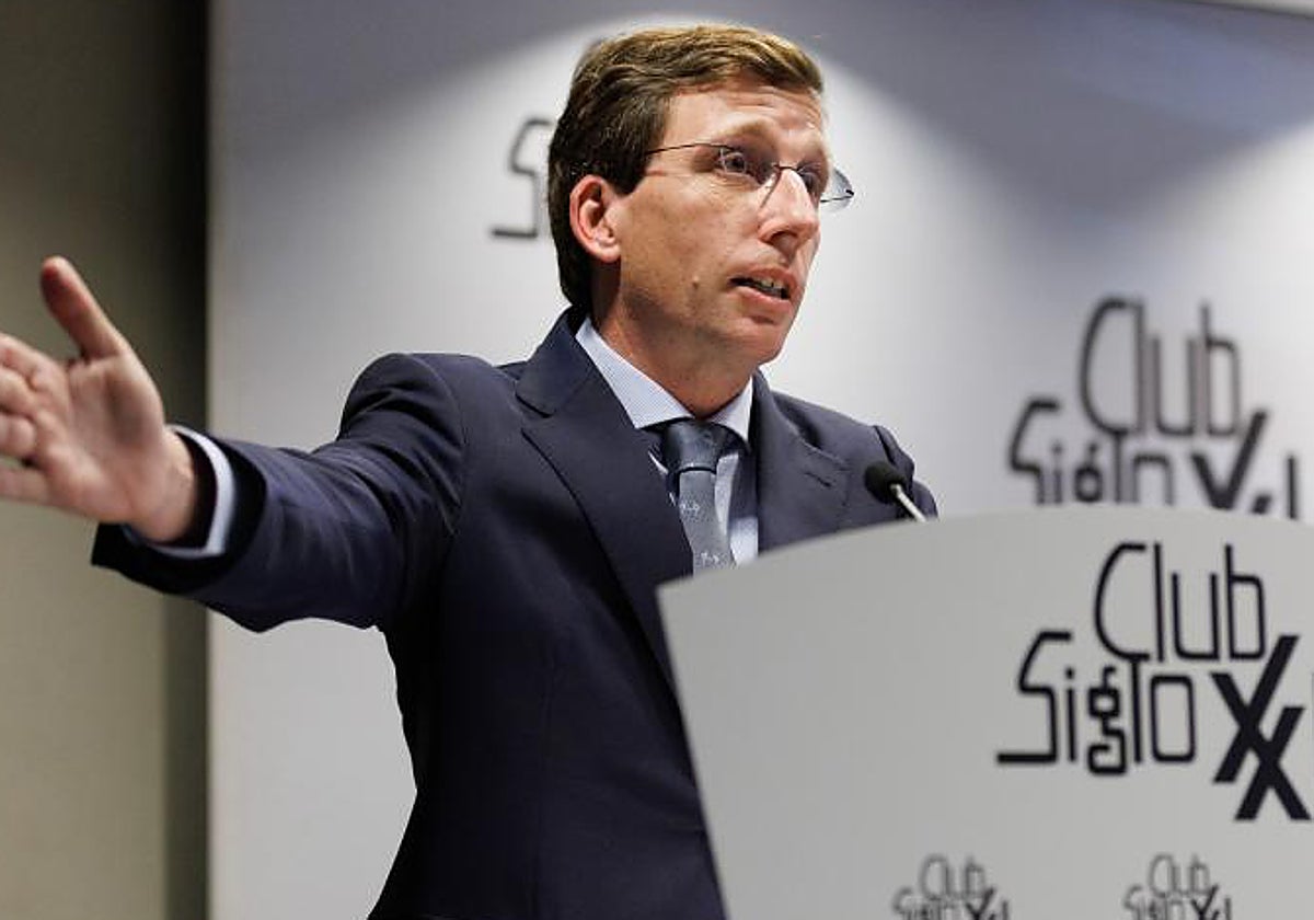 El alcalde de Madrid, José Luis Martínez-Almeida, interviene durante un desayuno-coloquio de Club Siglo XX