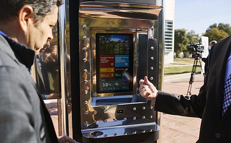 Imagen principal - La pantalla informativa de una de las cabinas de teléfono reconvertidas; los sensores lumínicos que se encienden al paso de las personas; y los detectores que vigilan el estado del arbolado