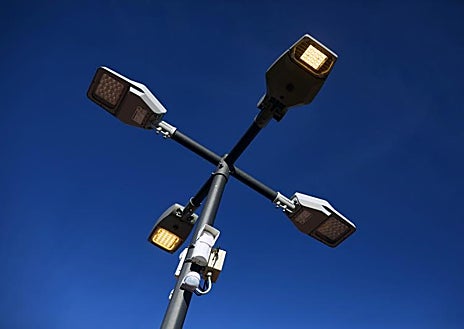 Imagen secundaria 1 - La pantalla informativa de una de las cabinas de teléfono reconvertidas; los sensores lumínicos que se encienden al paso de las personas; y los detectores que vigilan el estado del arbolado