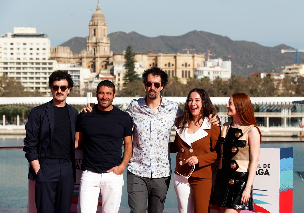El director Félix Viscarret (en el centro), junto al reparto de 'Una vida no tan simple', los actores Miki Esparbé, Álex García, Olaya Caldera y Ana Polvorosa