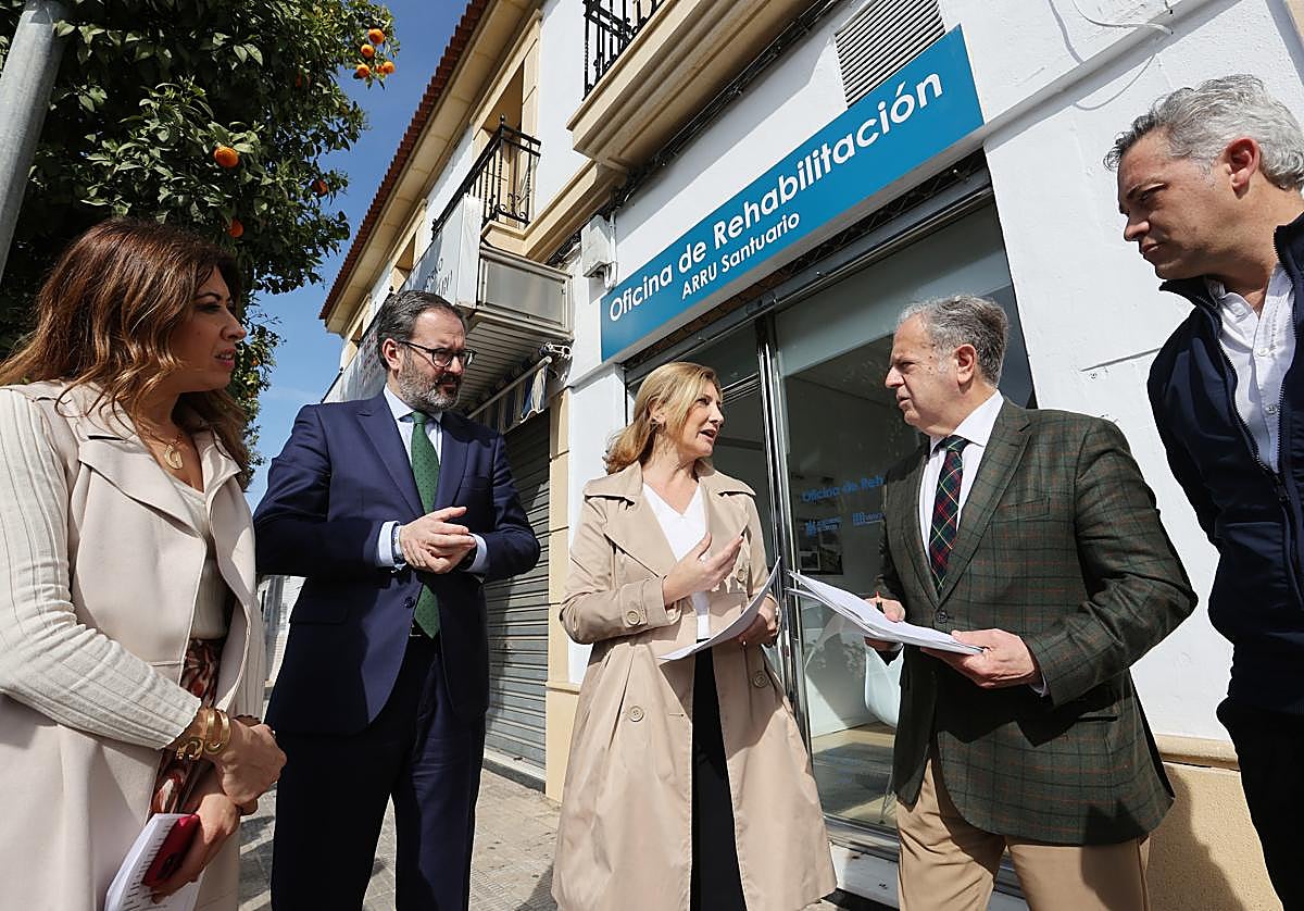 El presidente de Urbanismo, Salvador Fuentes (segundo derecha), este lunes en el Santuario