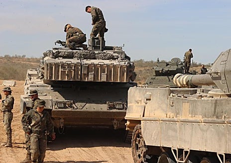 Imagen secundaria 1 - 1. Antes de salir, los mandos españoles explican a los ucranianos la estrategia a seguir | 2. Dos carros Leopard 2A4 | 3. El saludo de un militar ucraniano de maniobras en San Gregorio (Zaragoza)