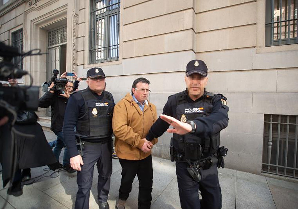 El acusado por el triple crimen, José Luis Abet, al inicio del juicio