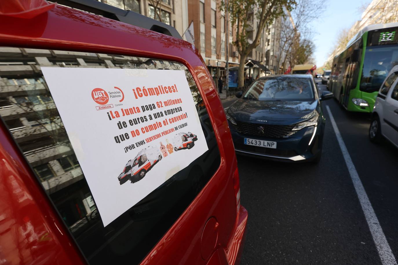 La caravana de protesta por la mejora del servicio de ambulancias en Córdoba, en imágenes