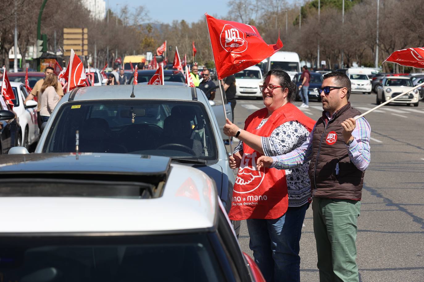 La caravana de protesta por la mejora del servicio de ambulancias en Córdoba, en imágenes