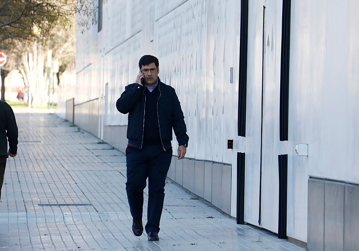 El expresidente del Córdoba CF, Jesús León camino del Juzgado de Córdoba