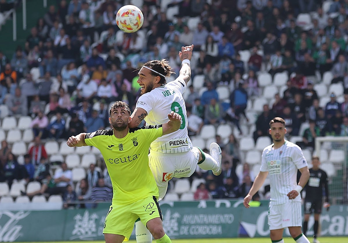 Rodri Ríos pelea con Gudelj por un balón durante el encuentro en El Arcángel