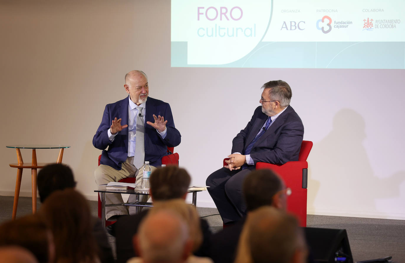 El Foro Cultural de ABC Córdoba con Juan Eslava Galán, en imágenes