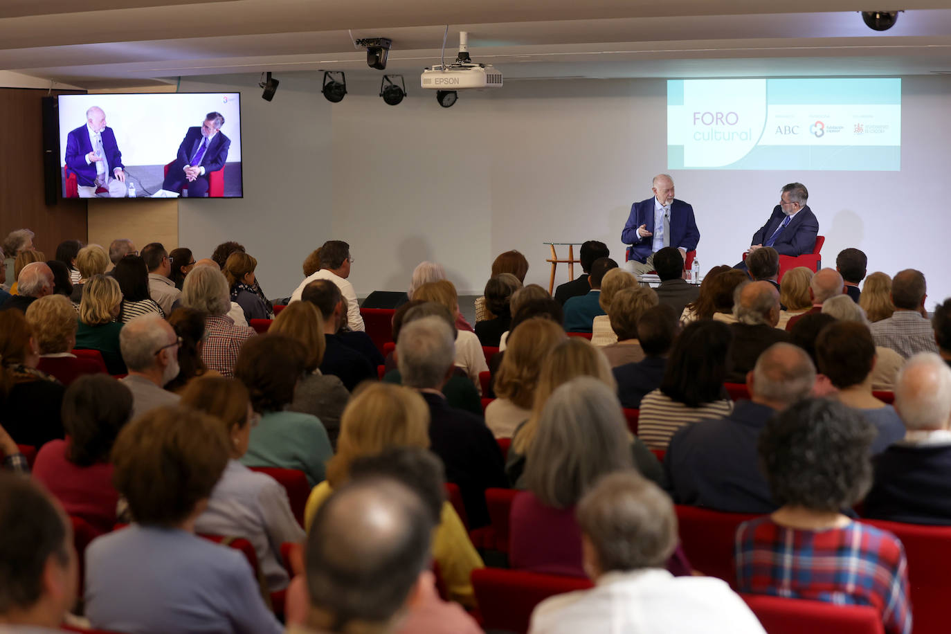 El Foro Cultural de ABC Córdoba con Juan Eslava Galán, en imágenes