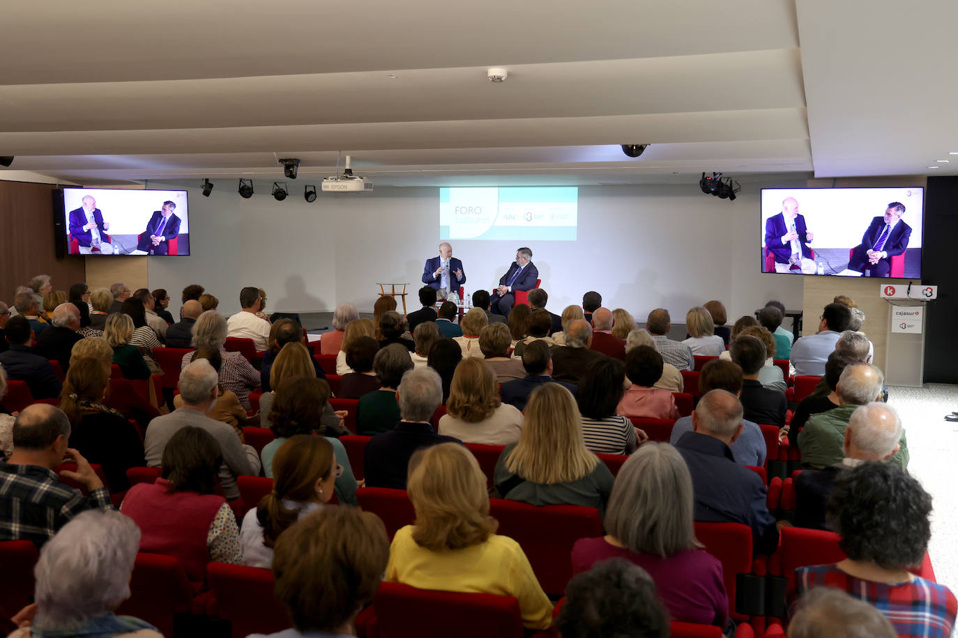 El Foro Cultural de ABC Córdoba con Juan Eslava Galán, en imágenes