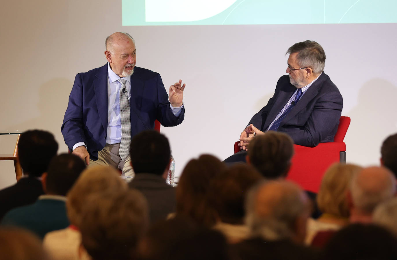 El Foro Cultural de ABC Córdoba con Juan Eslava Galán, en imágenes