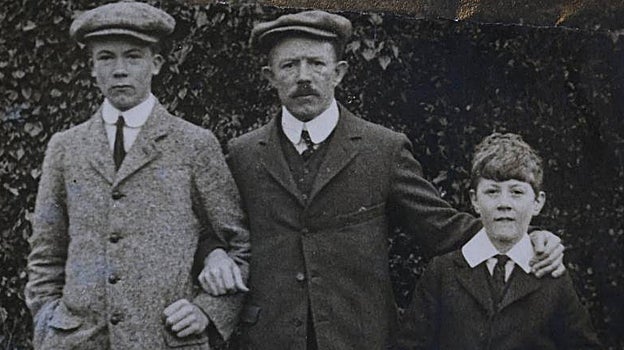 Brenan (izquierda), junto a su padre y su hermano Blair en una imagen inédita