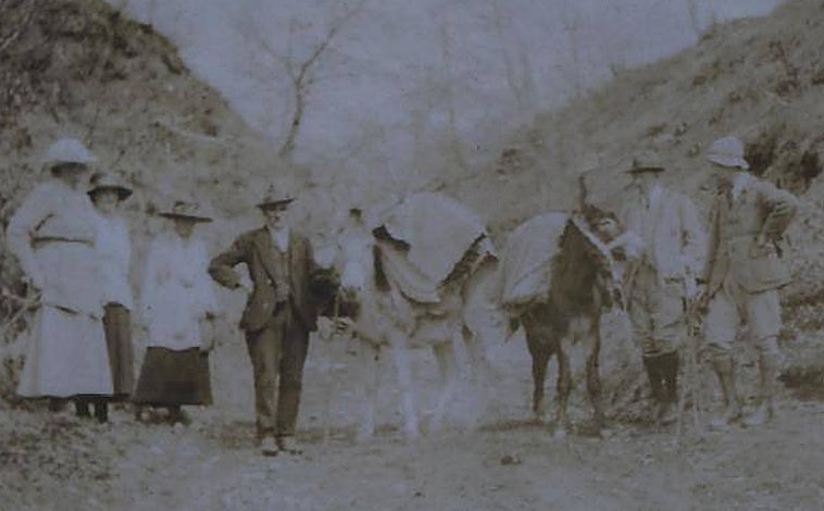 Imagen principal - Varias de las imágenes inéditas donadas por William Piper. En la de arriba, los padres de Brenan en la visita que le hacen a Yegen, en la Alpujarra granadina. Abajo, momentos familiares