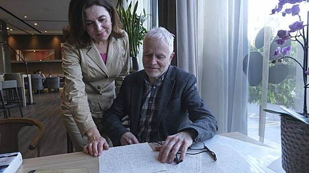 La investigadora Lola Ortega, junto al sobrino nieto del escritor, William Piper