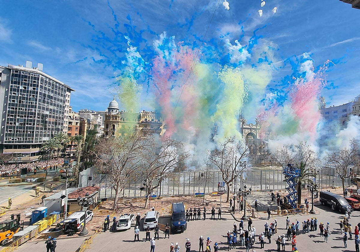 Imagen de la mascletà de las Fallas en la plaza del Ayuntamiento de Valencia
