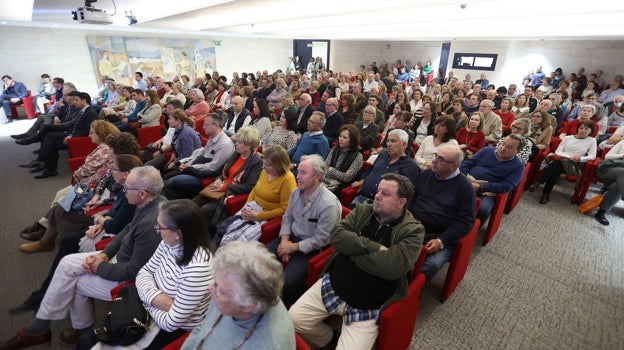 Público en el Auditorio Cajasur para seguir las palabras de Juan Eslava Galán