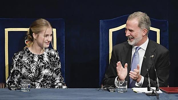 La princesa Leonor junto al Rey Felipe VI en los Premios Princesa de Asturias