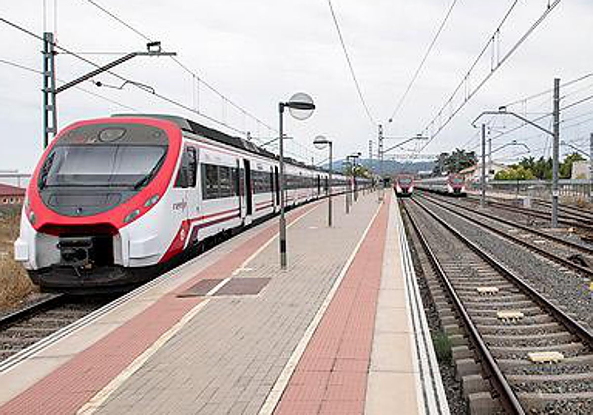 Varios trenes de Cercanías llegan a una estación madrileña