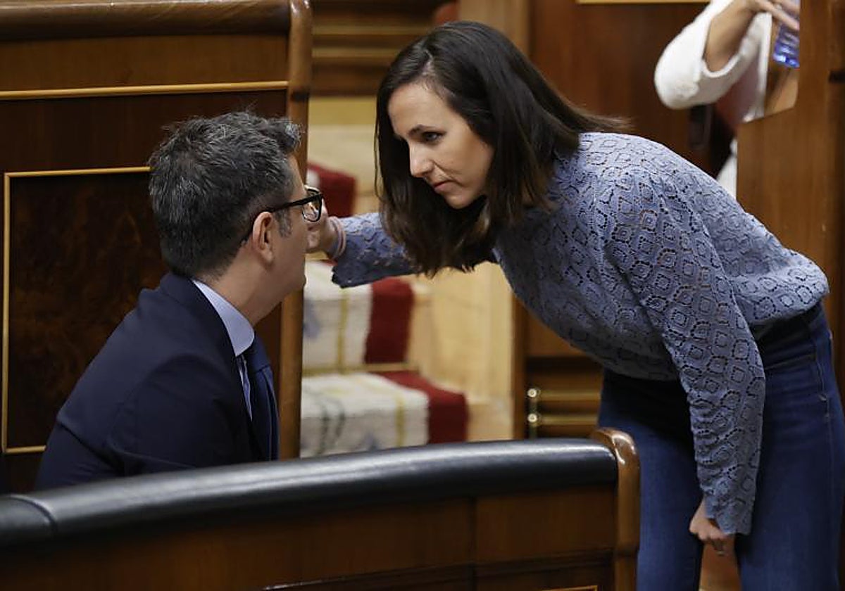 La ministra de Asuntos Sociales y Agenda 2030, Ione Belarra (d), conversa con el ministro de Presidencia, Félix Bolaños (i), durante la sesión de control que se celebra, este miércoles, en el Congreso de los Diputados