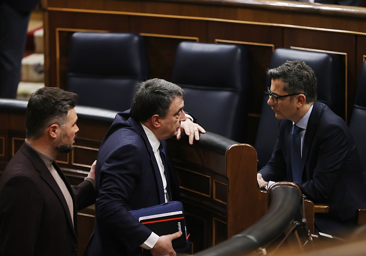 El ministro Bolaños, Aitor Esteban y Gabriel Rufián, durante el pleno de este miércoles