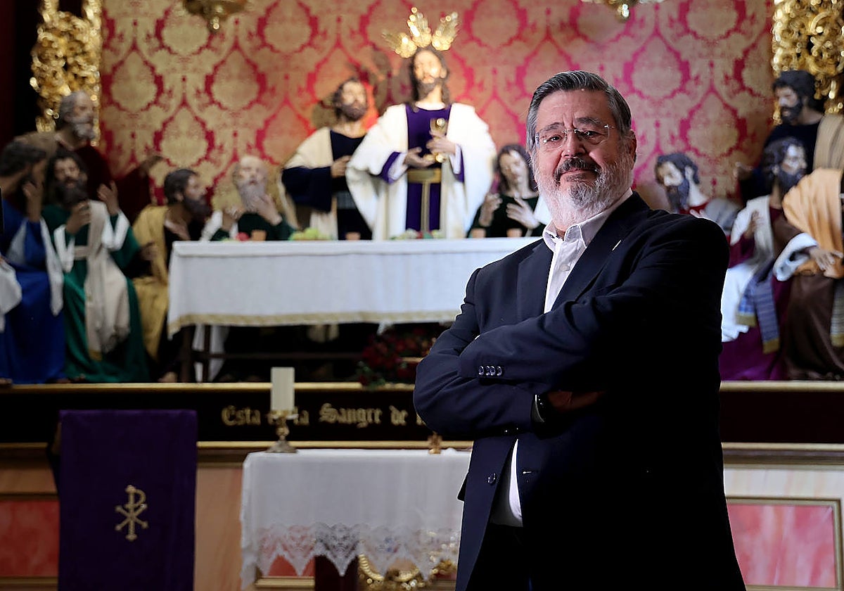 Francisco Román, en la capilla de su hermandad, ante el misterio de la Sagrada Cena