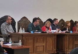 El PSOE de La Línea destituye a su portavoz tras el zasca del alcalde por pedir aparcamiento para los concejales