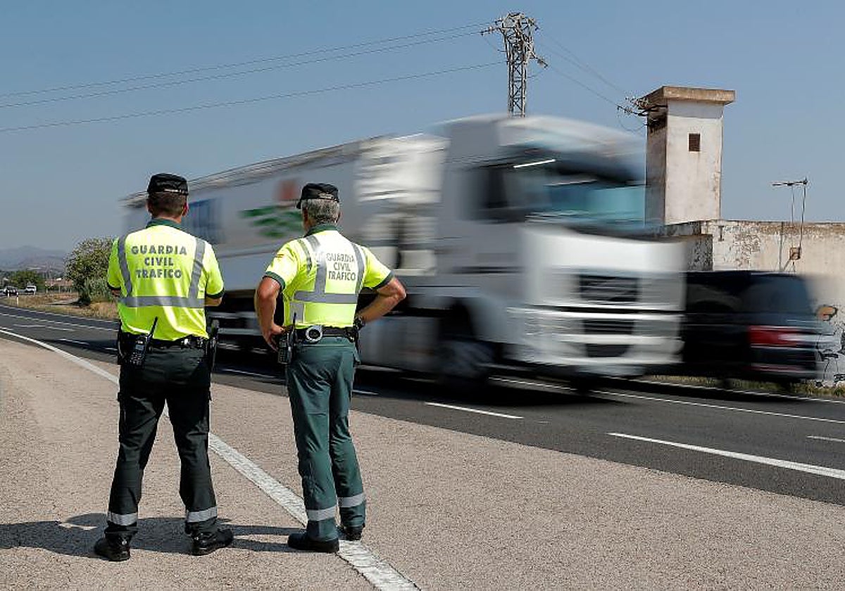 Imagen de archivo de dos agentes de la Guardia Civil de Tráfico