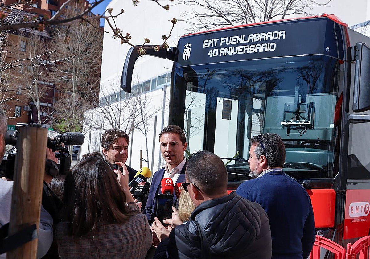 Juan Lobato, junto al alcalde de Fuenlabrada, Javier Ayala