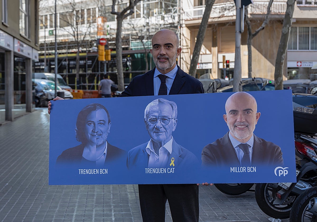 Daniel Sirera, candidato del PP al Ayuntamiento de Barcelona, con el cartel de la campaña, hoy