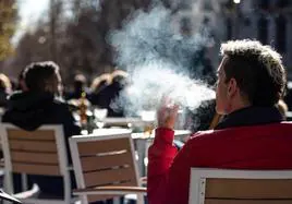 Belmez prohibirá fumar en las paradas de autobuses y otros espacios públicos