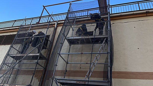 Se están construyendo ventanas  en el edificio