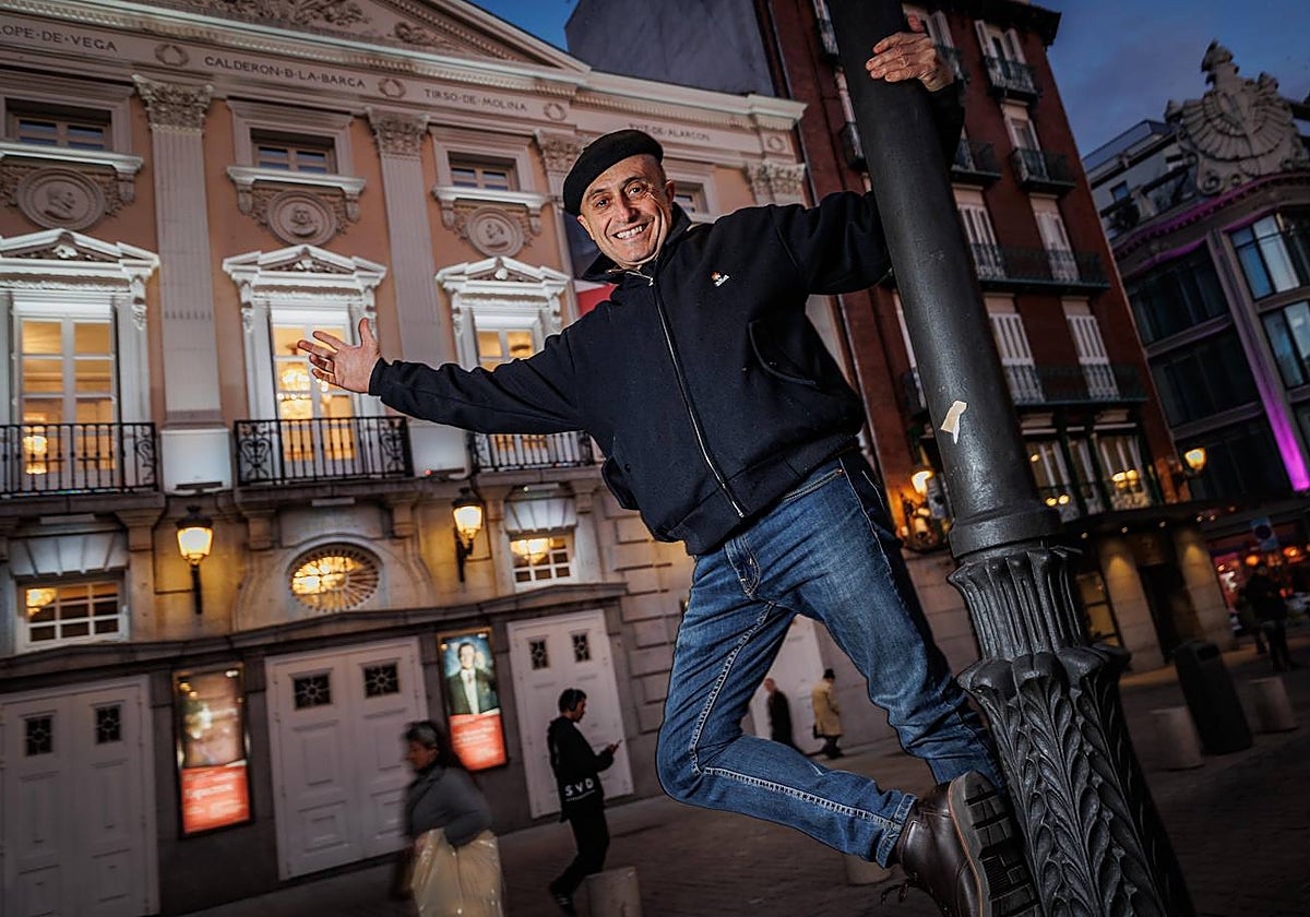 El actor homenajea a 'Cantando bajo la lluvia'