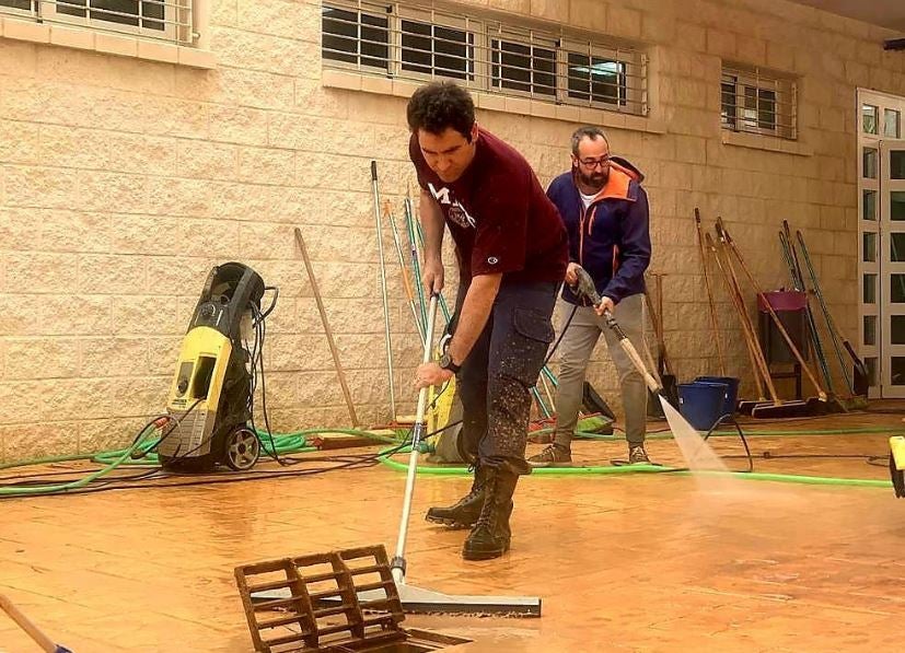 Teodoro ayudando tras unas inundaciones