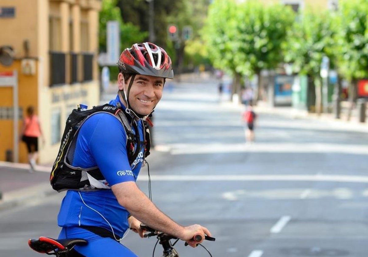 Teodoro García Egea, con su inseparable bicicleta