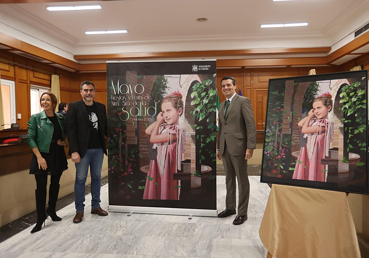 El alcalde, el autor y la concejala de Promoción de la Ciudad junto a la obra