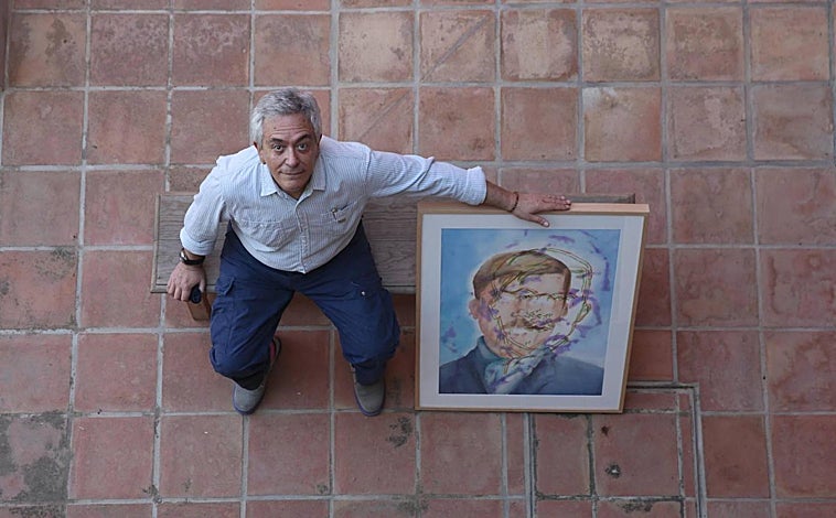 Imagen principal - Chema Cobo junto a una de sus piezas inspiradas en Gerald Brenan (arriba); exposición 'El clamor de las moscas' (abajo izda.); Cobo, en una exposición en la galería JM de Málaga capital (abajo dcha.)