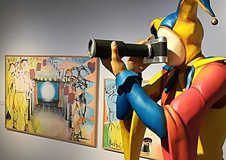Imagen secundaria 1 - Chema Cobo junto a una de sus piezas inspiradas en Gerald Brenan (arriba); exposición 'El clamor de las moscas' (abajo izda.); Cobo, en una exposición en la galería JM de Málaga capital (abajo dcha.)