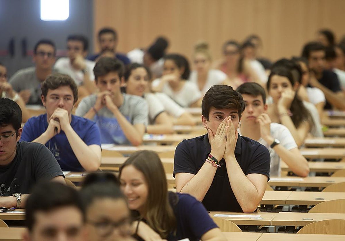 Imagen de archivo de estudiantes examinándose de la Selectividad