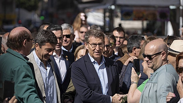 Imagen del presidente del PP, Alberto Núñez Feijoó, junto a Carlos Mazón este jueves en Valencia