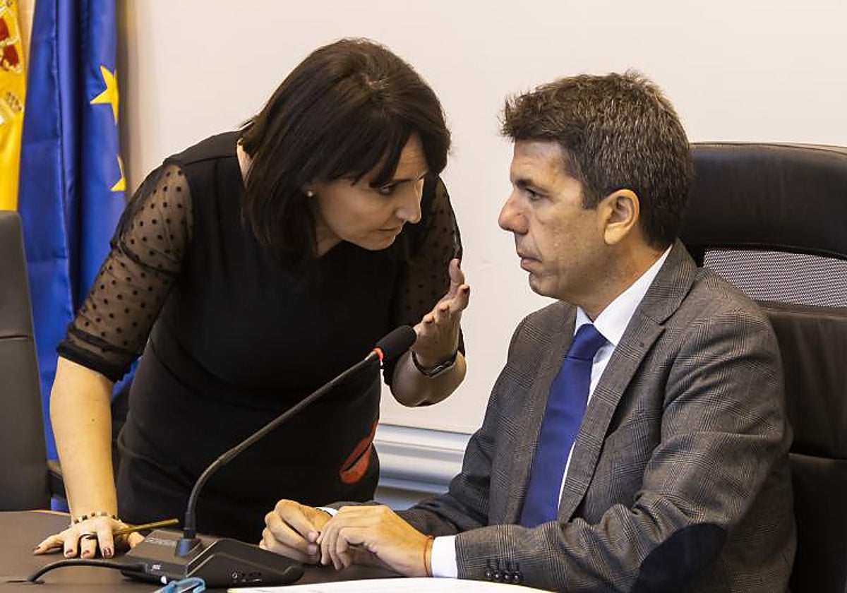 Julia Parra habla al presidente de la Diputación de Alicante, Carlos Mazón, en imagen de archivo.