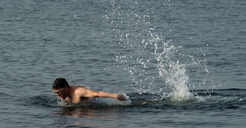 Entre los deportes acuáticos, también dedica tiempo a las aguas abiertas