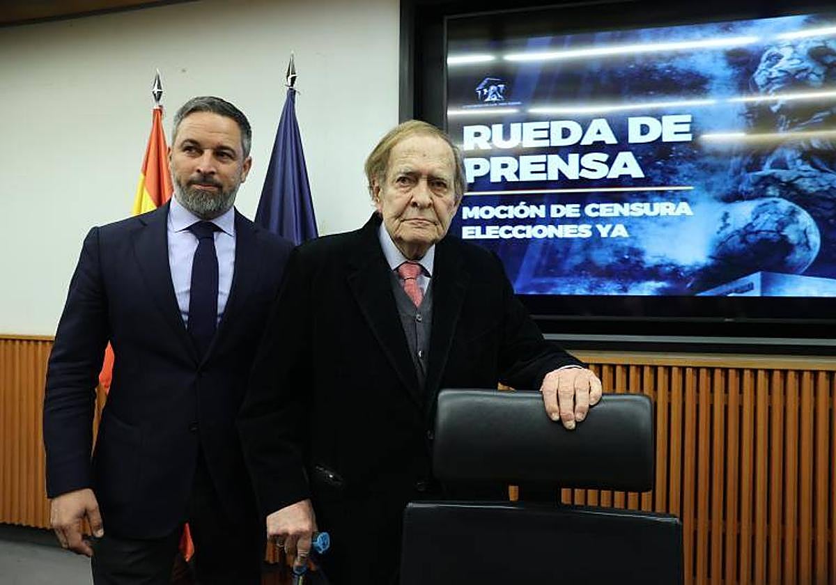 El candidato a la moción, Ramón Tamames, y el presidente de Vox, Santiago Abascal