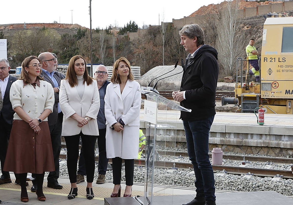 La ministra de Transportes, Raquel Sánchez, visita las obras de renovación de la línea Torralba-Soria, acompañada por la delegada del Gobierno, Virginia Barcones; por el alcalde de la ciudad, Carlos Martínez y por la consejera de Movilidad, María González